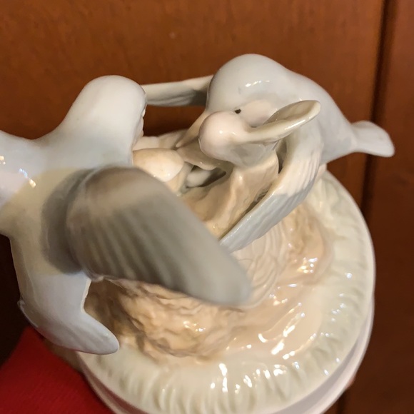 SALE!! Porcelain humming bird musicbox.  2 - Picture 6 of 7